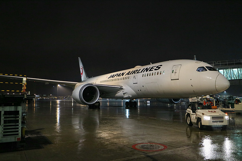 112番スポットに駐機するJL041便（ボーイング 787-8型機）