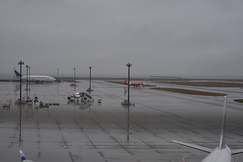 B3誘導路より滑走路（36）へ。駐機スポットには、もう1台のエアアジア・ジャパン機と、ボーイング 747 LCF ドリームリフターが見える