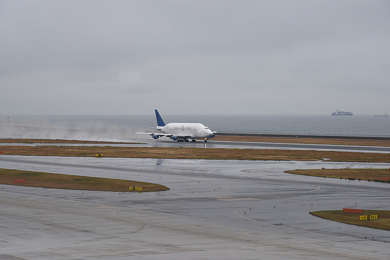重い荷物を積んでいるのか、なかなか離陸しないドリームリフター。それでも最後にはしっかり離陸した