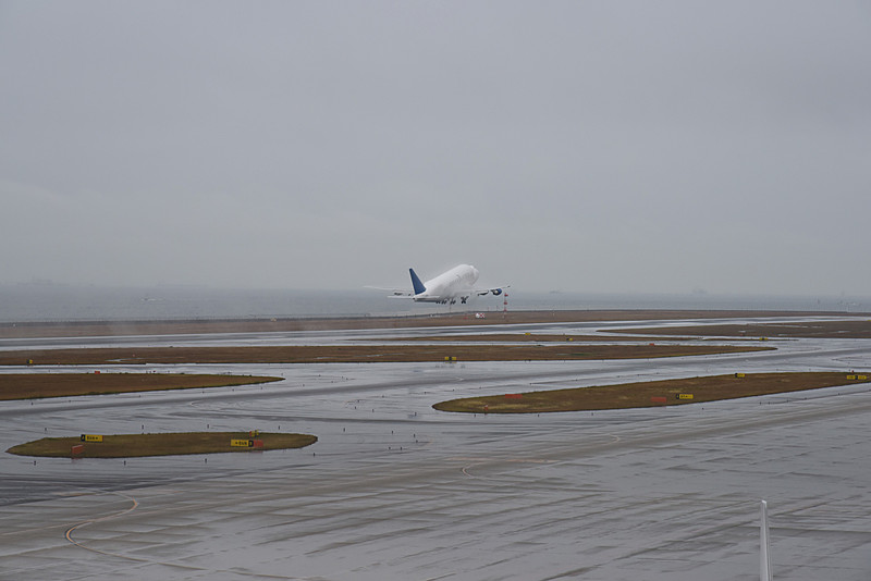 重い荷物を積んでいるのか、なかなか離陸しないドリームリフター。それでも最後にはしっかり離陸した
