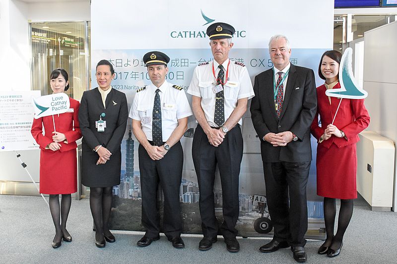 キャセイパシフィック航空 北東アジア地区 総支配人 チャーリー・スチュワートコックス（Charlie Stewart-Cox）氏（右から2番目）を交えて、機長らと記念撮影