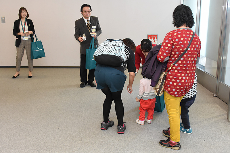 スタッフからキーチェーンをプレゼント