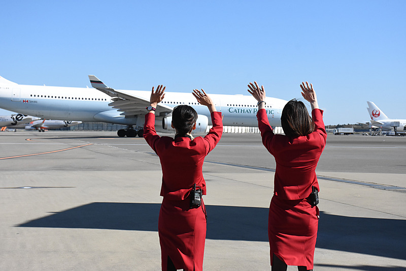 スタッフが手を振って見送った