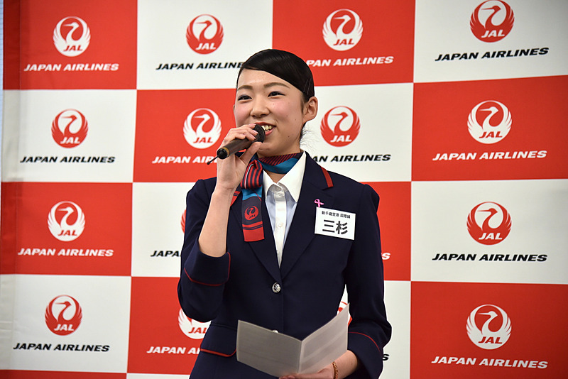 アナウンスする三杉毬華氏