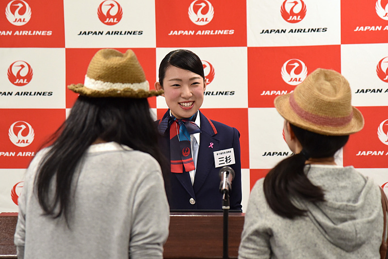 パスポートが見当たらず慌てる1組目に、ゆったりとした口調で落ち着かせ、安心感を与えていた