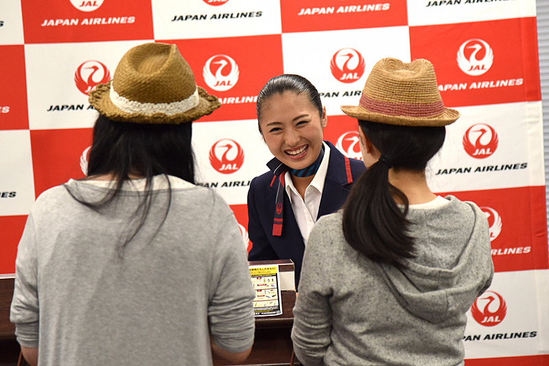 1組目には表情豊かに、利用客の状況に寄り添いながら対応