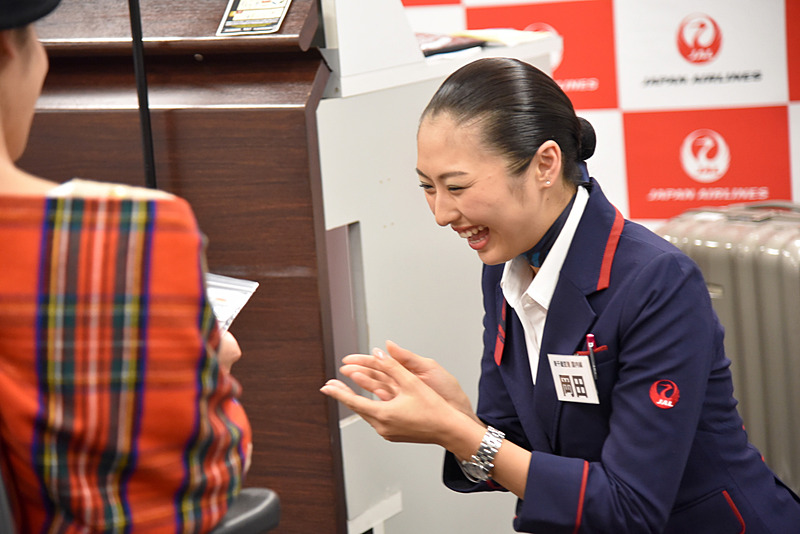 空港利用をあまりしたことがなく、不安な様子の利用客には係員がお手伝いできますと提案