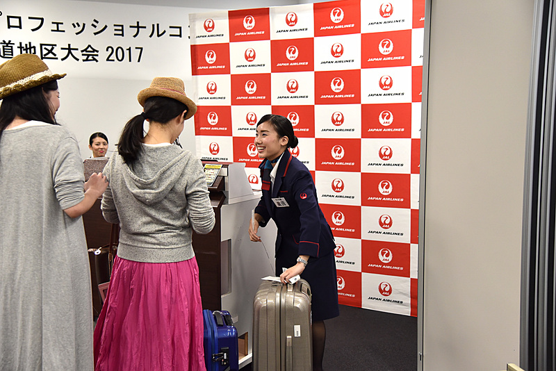 笑顔で1組目と会話＆手続き。話の内容から旅行を本当に楽しみにしていることを理解しパスポート到着までの不安を緩和していた