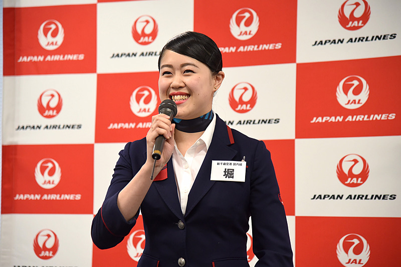 アナウンスする堀佳澄氏