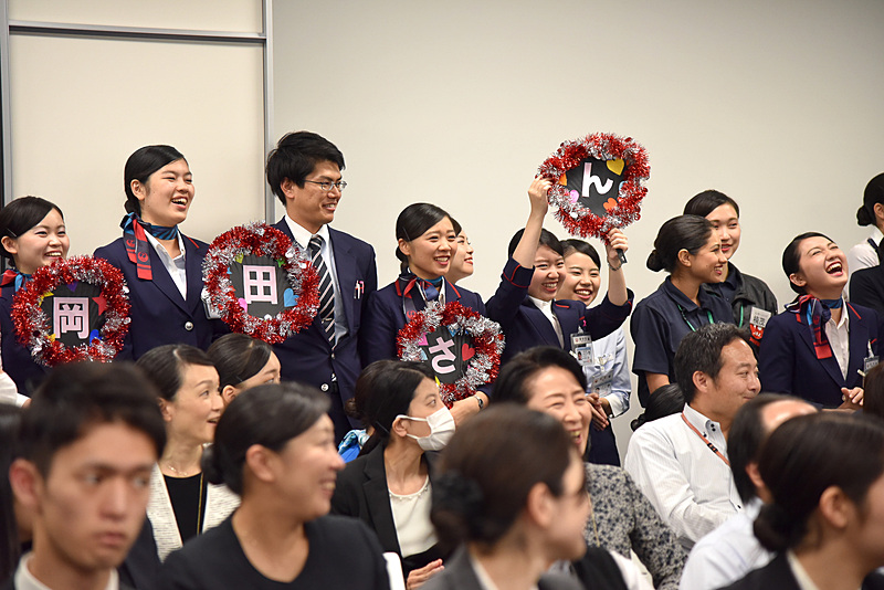 お手製の応援グッズで出場者にエールを送り会場は大盛り上がりに