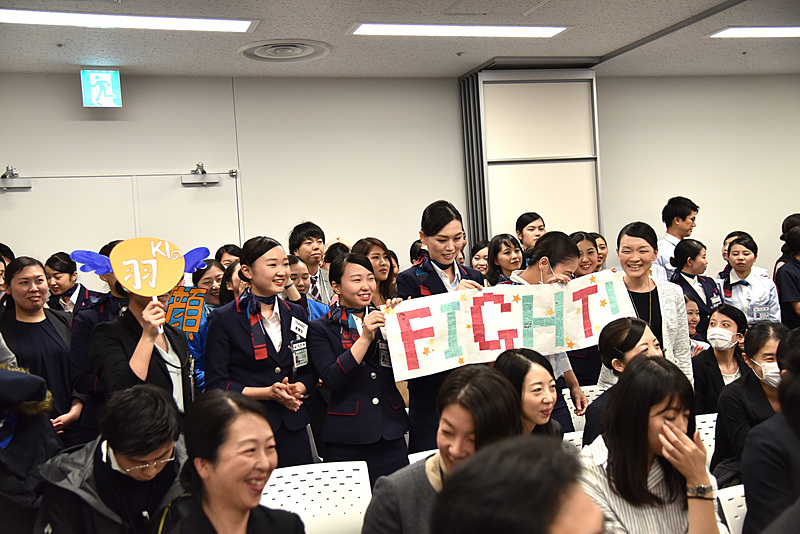 お手製の応援グッズで出場者にエールを送り会場は大盛り上がりに