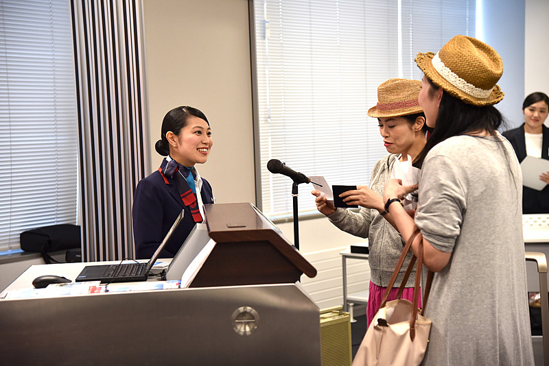 1組目との会話では、旅のワクワクする気持ちをたくさん聞き出していた