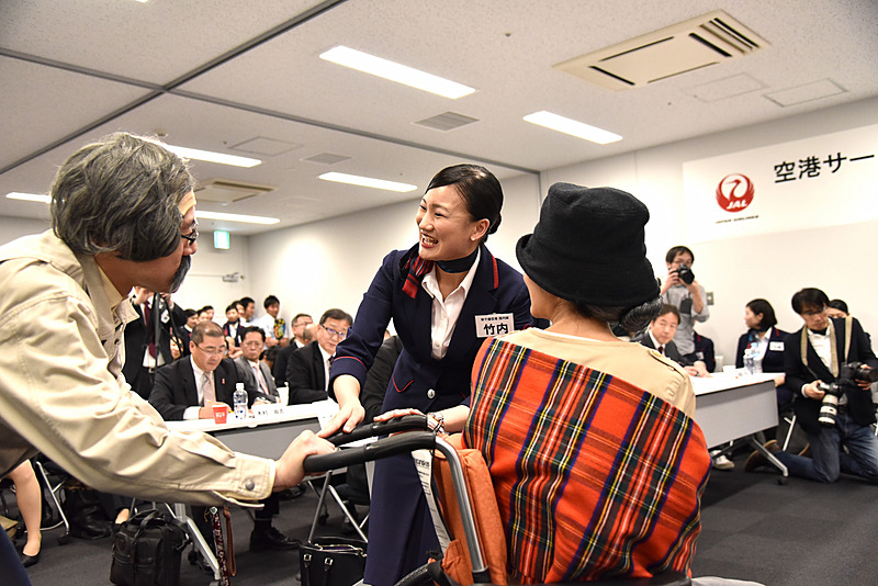 新千歳空港を初めて利用するという3組目には、お手伝いも可能であることを伝え、快適に過ごしてもらえるよう配慮を見せていた