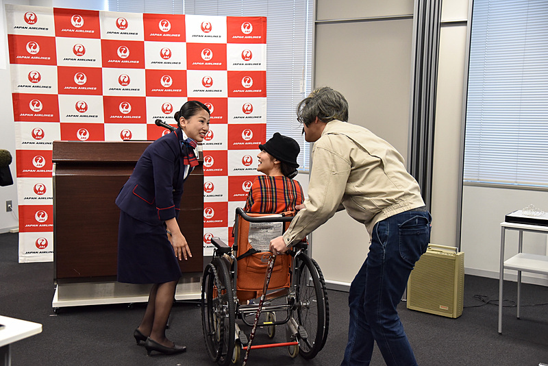 3組目の車椅子の利用客には、カウンターまで押したり、足置きを上げたりといった工夫も
