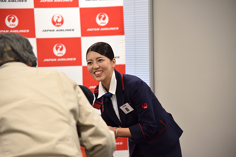 3組目の車椅子で初めての利用客には、搭乗時に係員がご案内することなどもしっかりと伝えた