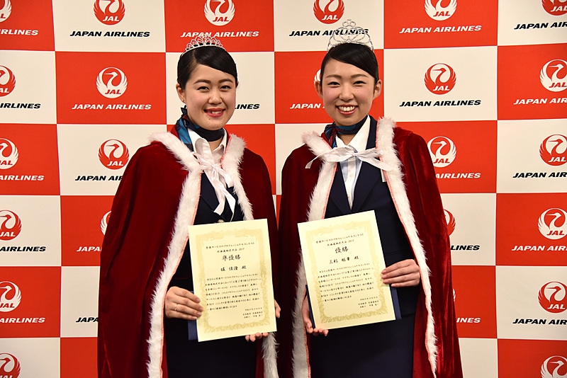 新千歳空港の代表として1月の「第6回 空港サービスのプロフェッショナルコンテスト」に出場が決まった準優勝の堀佳澄氏と優勝の三杉毬華氏