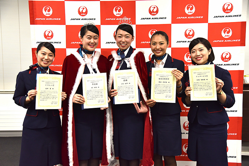 各賞を受賞した出場者。左から、アナウンス賞の武井翼氏、準優勝の堀佳澄氏、優勝の三杉毬華氏、審査員特別賞の岡田奈津美氏、グッドサービス賞の竹崎安紗美氏