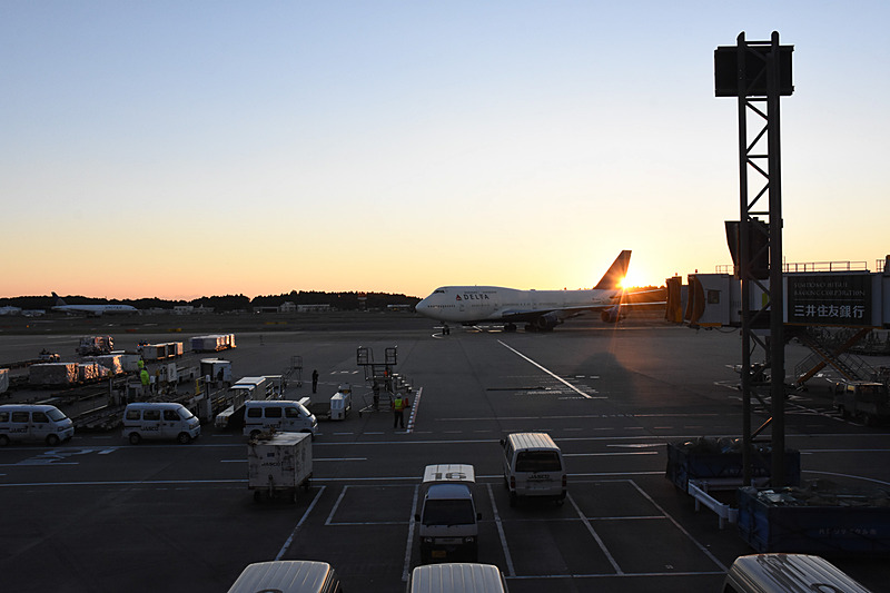 夕日に照らされながらランプインしてくるジャンボ