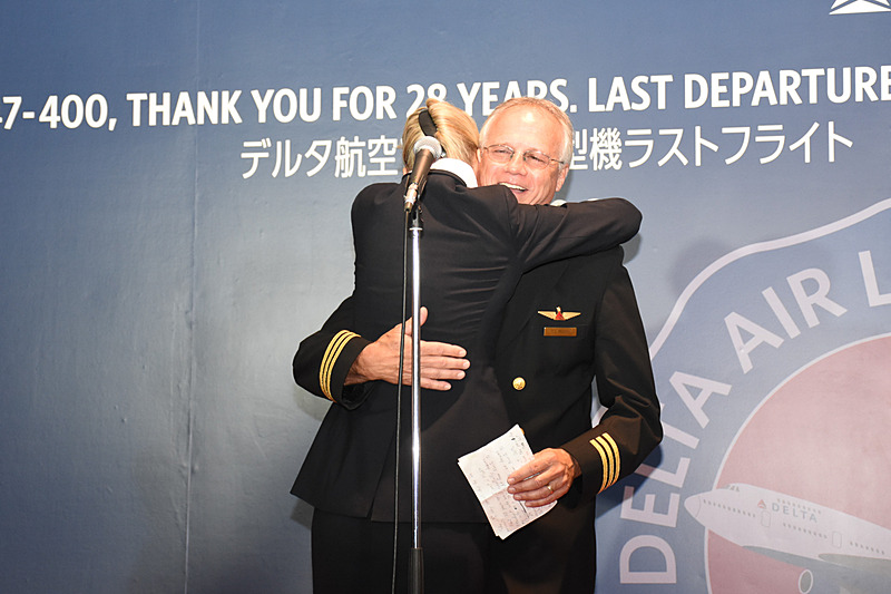 思わず奥さんが抱きついた副操縦士のテリー・プレスリー（Terry Presley）氏