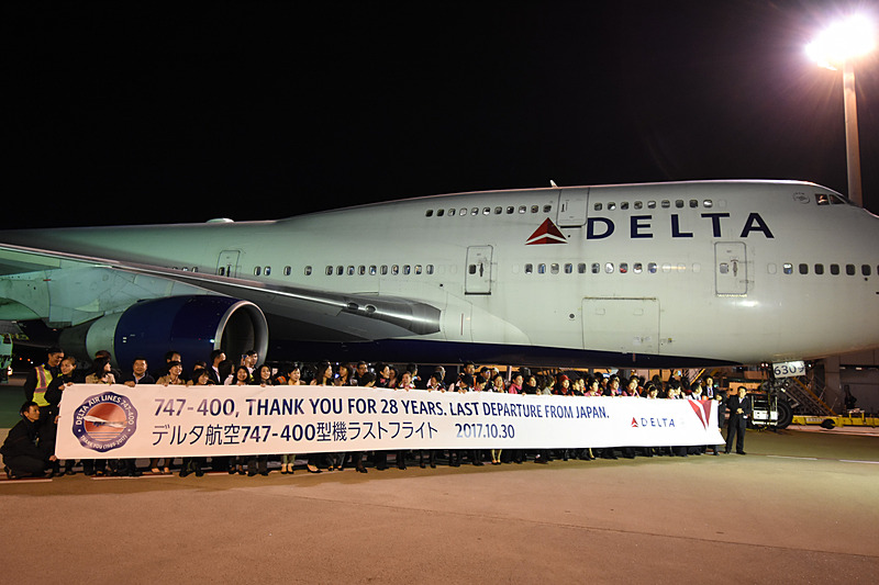 「28年間ありがとう」の横断幕とともに