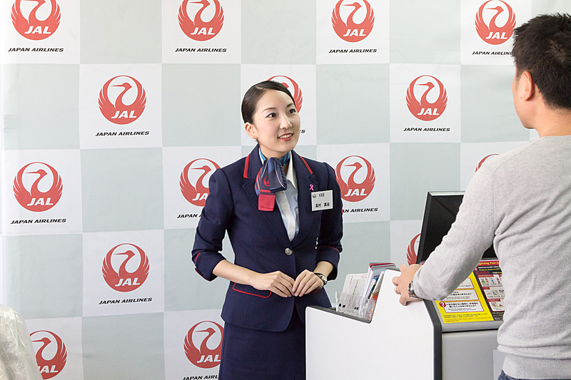 コンテストはグランドスタッフの業務であるアナウンスとカウンターにおけるチェックイン対応スキルを審査する