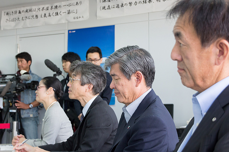 実演をチェックする7名の審査員