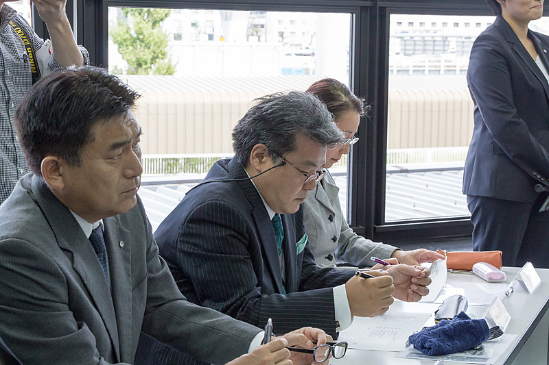 実演をチェックする7名の審査員