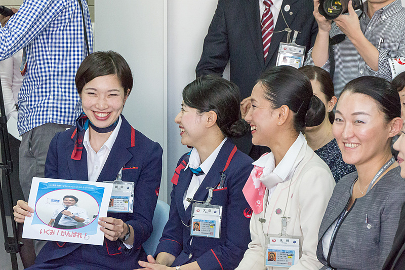 実演の合間には同じグループの同僚や先輩、後輩が熱心に応援