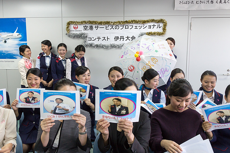 実演の合間には同じグループの同僚や先輩、後輩が熱心に応援