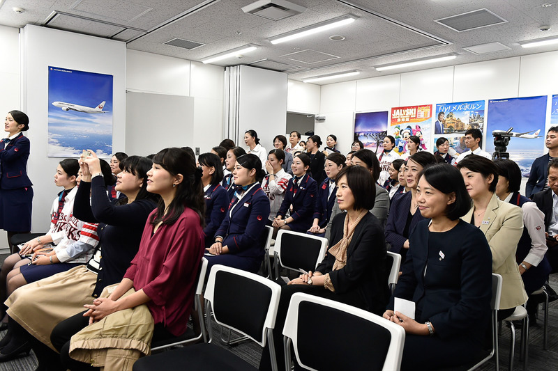 会場後方には応援に駆けつけた同僚の姿があった