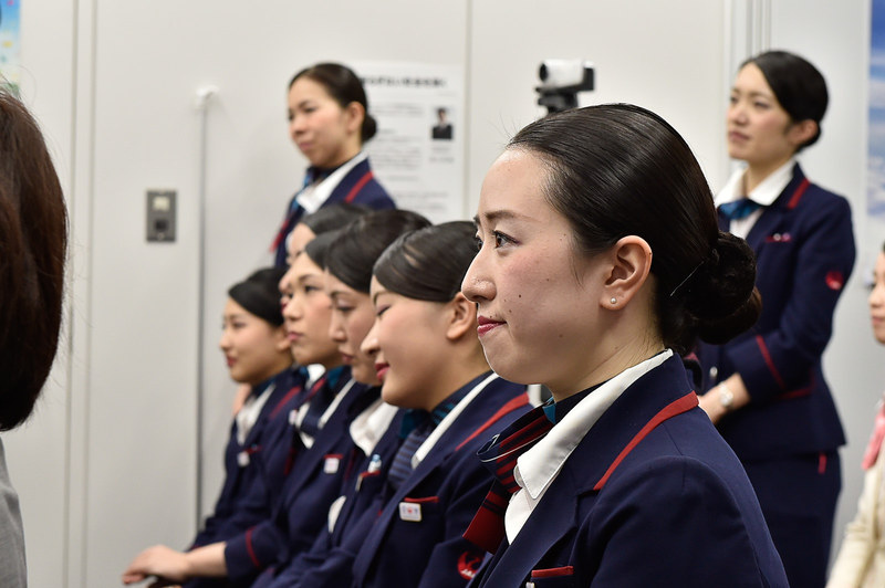 真剣な表情でほかの競技者の様子を見守る