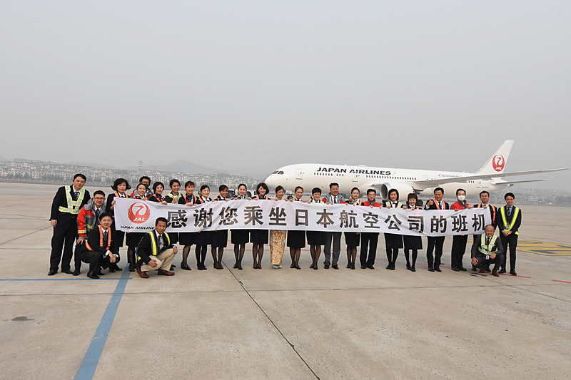 JALの大連線が就航20周年を迎え、大連国際空港でセレモニーを行なった