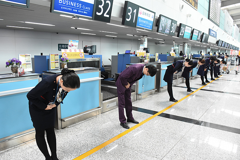 スタッフがお辞儀をして11時（現地時間）にカウンターオープン