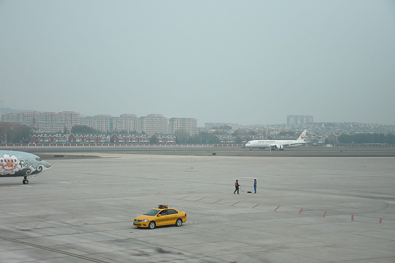 大連国際空港に着陸、ランプインしてくるJL827便