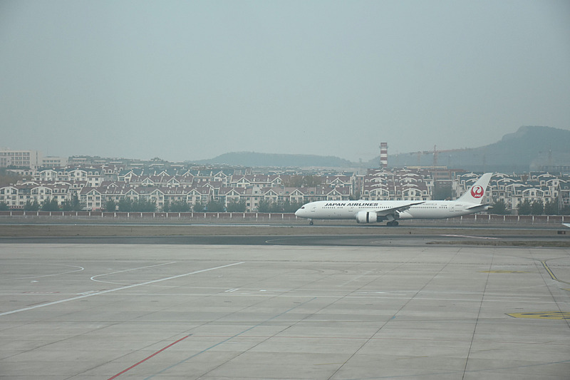 大連国際空港に着陸、ランプインしてくるJL827便