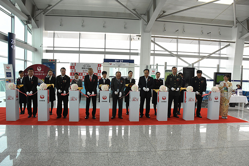 関係者によるテープカットを実施