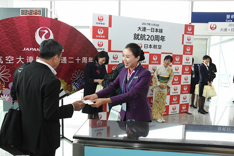 ゲート前ですべての乗客に記念品を贈呈