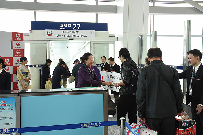 ゲート前ですべての乗客に記念品を贈呈