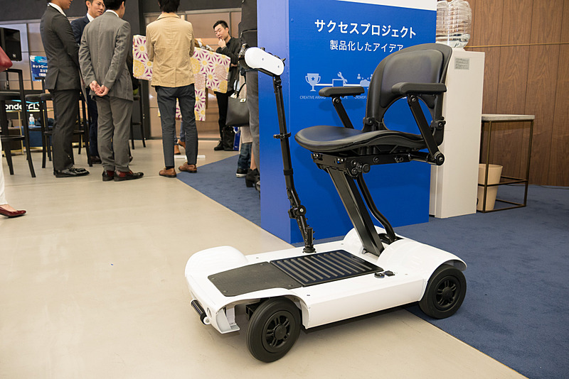 折りたたみ可能な電動車椅子「SCOO」。電動車椅子の規格に則し、介護保険適用対象となる予定で、海外イベントへの出展を機に海外企業でも話題になっているという