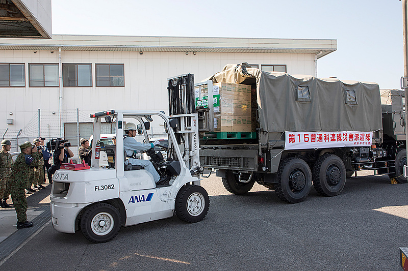 ANA Cargoのフォークリフトでトラックに物資が積みこまれる。今回は水とトイレットペーパー、紙おむつという内容だった