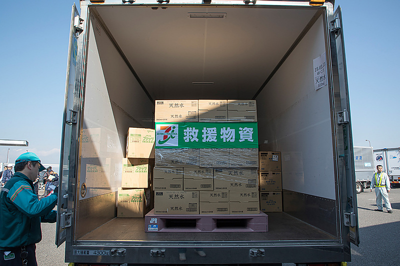 積まれた荷物は担当者が内容と数を確認する。そして仕分け施設へ輸送を開始。発災直後からの支援を行なうものだけに、どの工程も手際よい印象だった
