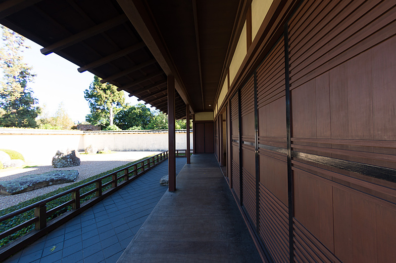 池の水面への反射なども考えられて作られているという本格的な日本庭園。枯山水も見事なもの