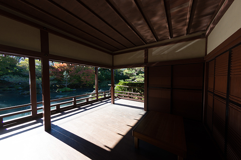 池の水面への反射なども考えられて作られているという本格的な日本庭園。枯山水も見事なもの