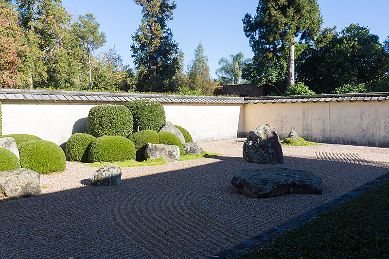 池の水面への反射なども考えられて作られているという本格的な日本庭園。枯山水も見事なもの