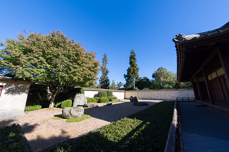 池の水面への反射なども考えられて作られているという本格的な日本庭園。枯山水も見事なもの