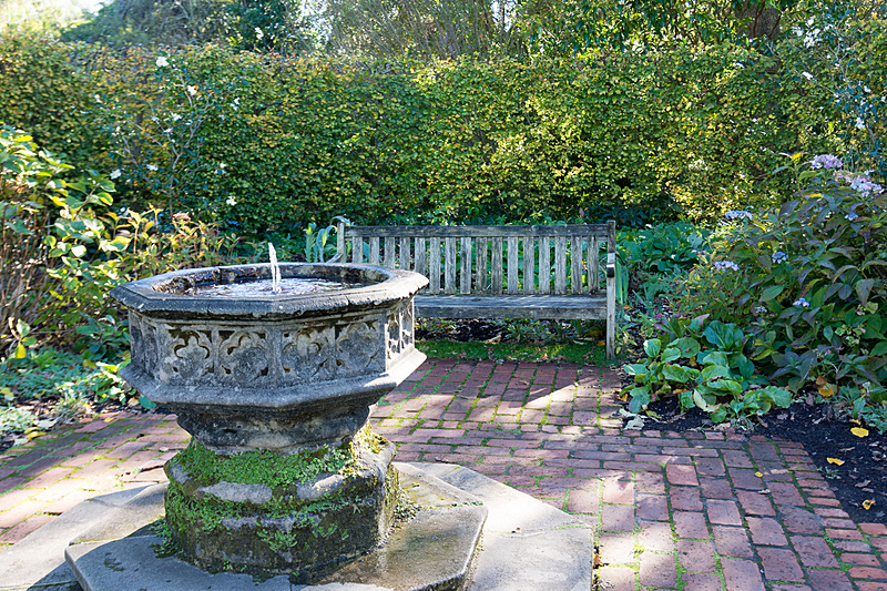 イギリス庭園は、産業革命後の19世紀にヴィクトリア朝時代への回帰を叫んだアーツ・アンド・クラフト（Arts and Crafts）運動に着想を得たもの