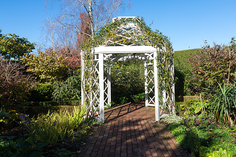 イギリス庭園は、産業革命後の19世紀にヴィクトリア朝時代への回帰を叫んだアーツ・アンド・クラフト（Arts and Crafts）運動に着想を得たもの