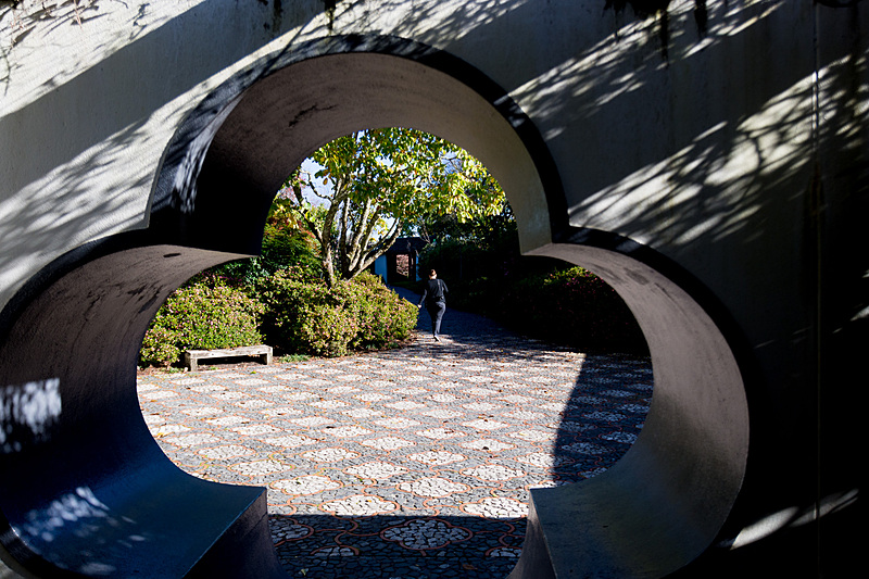 かなりの広さがある中国庭園。赤い橋はニュージーランドと中国の友好の架け橋をイメージしているという。また、桜の花びらをイメージした床の石畳は1カ所だけ石の色を変えて「人間の不完全さ」を演出しているそうだ