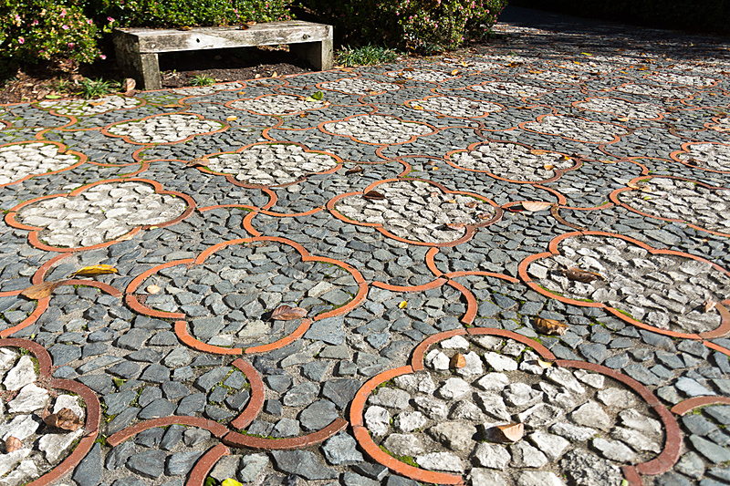 かなりの広さがある中国庭園。赤い橋はニュージーランドと中国の友好の架け橋をイメージしているという。また、桜の花びらをイメージした床の石畳は1カ所だけ石の色を変えて「人間の不完全さ」を演出しているそうだ