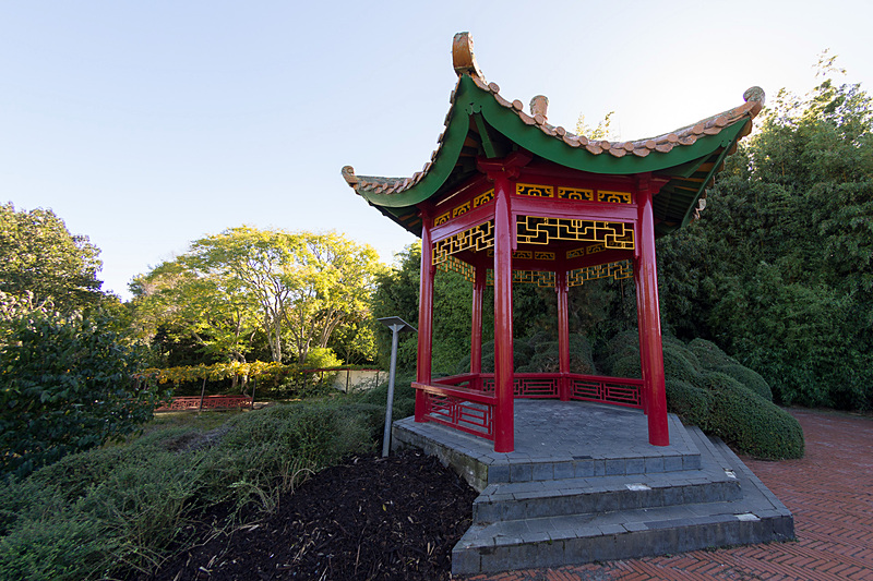 かなりの広さがある中国庭園。赤い橋はニュージーランドと中国の友好の架け橋をイメージしているという。また、桜の花びらをイメージした床の石畳は1カ所だけ石の色を変えて「人間の不完全さ」を演出しているそうだ
